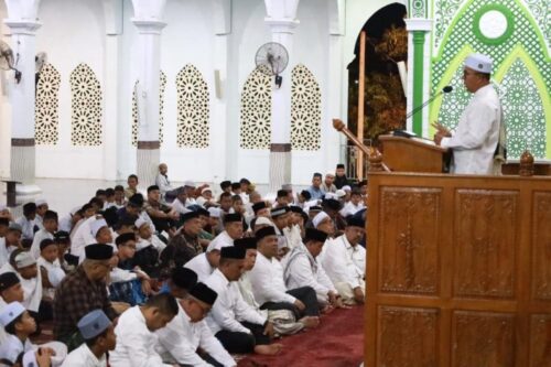 Sekda Aceh Besar Sulaimi menghadiri peringatan Isra Miraj 1445 Hijrah Nabi Muhammad SAW di Masjid Agung Al Munawwarah, Jantho, Rabu malam (7/2)