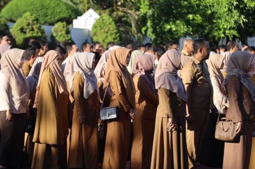 Pj Gubernur Aceh Achmad Marzuki mengeluarkan SE yang mengatur pakaian dinas Pegawai ASN, Non ASN dan Tenaga Kontrak di lingkungan Pemerintah Aceh, yang wanita dilarang pakai jilbab bermotif dan pria Wajib berpeci hari Jum'at