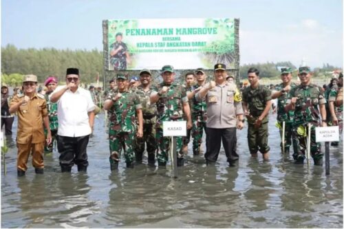 Kasad Jenderal TNI Maruli Simanjuntak didampingi Pangdam IM Mayjen TNI Novi Helmy Prasetya dan Kapolda Aceh Irjen Pol Achmad Kartiko melakukan penanaman bibit mangrove di Desa Gampong Blang, Kecamatan Meuraxa Banda Aceh, Senin (12/2)