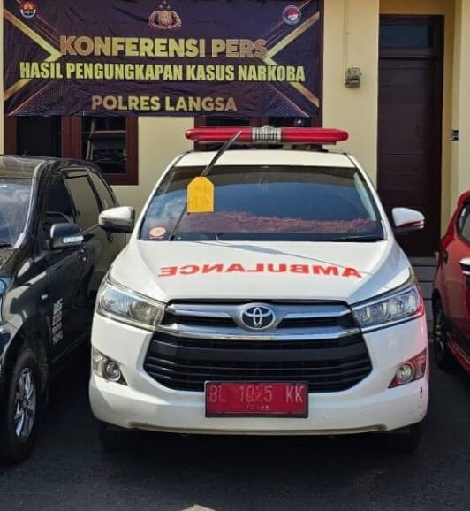 Mobil ambulans Puskesmas Lhoksukon, Aceh Utara, yang diduga dipakai TR untuk mengangkut sabu diamankan Polres Langsa. (Foto: Polres Langsa)