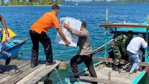 Personel TNI/Polri melakukan pengawalan dan pengamanan logistik Pemilu 2024 ke Pulau Siumat, desa terpencil di Kabupaten Simeulue, Senin (12/2)