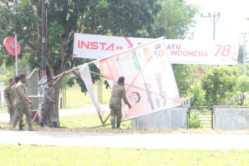 Petugas Satpol PP-WH Aceh Besar mencopot APK Pemilu yang masih terpasang di masa tenang, di kawasan Aceh Besar, Senin (12/2)
