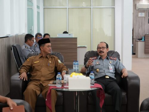 Kadis Syariat Islam Aceh Zahrol Fajri dan Kakanwil Kemenkumham Aceh Meurah Budiman membahas pelaksanaan hukum cambuk di Lapas