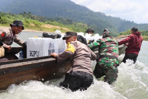 Perjuangan berat personel Polri, TNI dan penyelenggara Pemilu melewati sungai mengawal distribusi logistik Pemilu 2024 di Kecamatan Simpang Jernih, Aceh Timur, Selasa (13/2/2024)