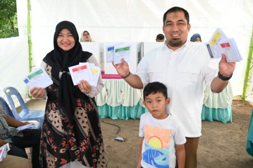 Pj Bupati Aceh Besar Muhammad Iswanto bersama istri mencoblos di TPS 01, halaman Masjid Gampong Gani, Kecamatan Ingin Jaya, Rabu (14/2)