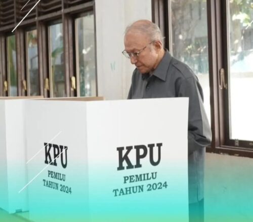 Wali Nanggroe Aceh Malik Mahmud saat mencoblos di TPS Gampong Beurawe, Kecamatan Kuta Alam, Banda Aceh, Rabu (14/2).