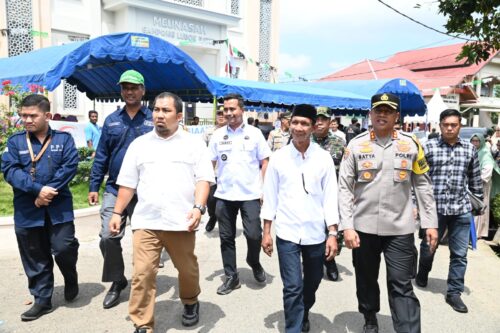 Pj Bupati Aceh Besar, Muhammad Iswanto meninjau TPS Pemilu 2024 di Gampong Lubuk Batee, Kecamatan Ingin Jaya, Aceh Besar, Rabu (14/2/2024). (FOTO: MC ACEH BESAR)