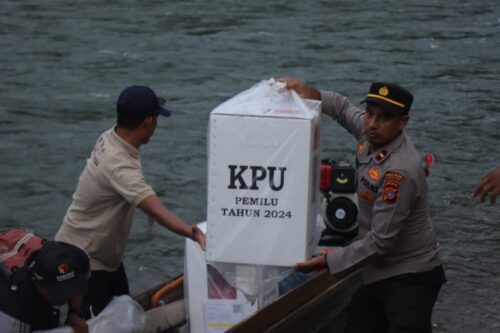 Polisi menyusuri sungai Kluet, Aceh Selatan mengawal kotak suara yang dibawa dari TPS di desa terpencil hingga sampai ke tingkat kecamatan, Kamis (15/2)