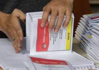 Seorang wanita diamankan karena nekat bawa masuk 10 surat suara sudah tercoblos ke TPS 3 di Gampong Keuramat Kecamatan Kuta Alam Banda Aceh pada 14 Februari lalu
