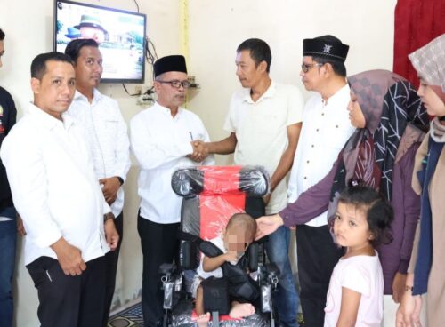 Kadis Sosial Aceh Dr Muslem Yacob menyerahkan langsung bantuan kursi roda adaptif untuk anak penderita cerebral palsy di Gampong Lueng Bata, Banda Aceh, Jum'at (16/2)