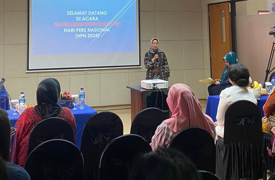 Ketua Dewan Pers Ninik Rahayu menyampaikan pemaparan pada Silaturahmi Wartawati Indonesia (SIWI) dalam rangka HPN 2024 di Candi Bentar Putri Duyung Ancol, Jakarta Utara, Sabtu (17/2)