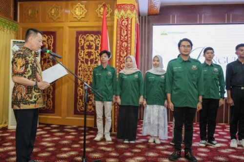 Pj Gubernur Aceh Achmad Marzuki didampingi Pj Ketua PKK Aceh Ayu Candra Febiola Nazuar mengukuhkan alat kelengkapan Forum Anak Tanah Rencong Periode 2024-2026 di restoran pendopo gubernur, Sabtu malam, 17 Februari 2024