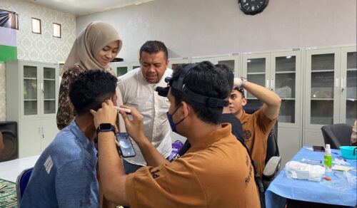 Puluhan anak panti Rumoh Seujahtera Aneuk Nanggroe (RSAN) Dinas Sosial Aceh menjalani pemeriksaan telinga gtatis pada Ahad (18/2)