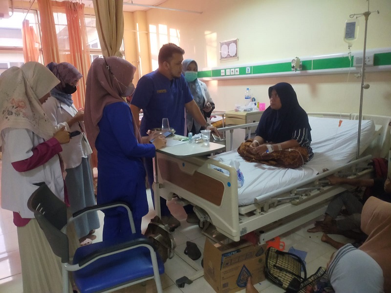 Seorang pasien Yusmanila, asal Meulaboh, Aceh Barat mengalami kebutaan mata sebelah kanan secara permanen, diduga disebabkan malpraktik dokter RSUDZA Banda Aceh