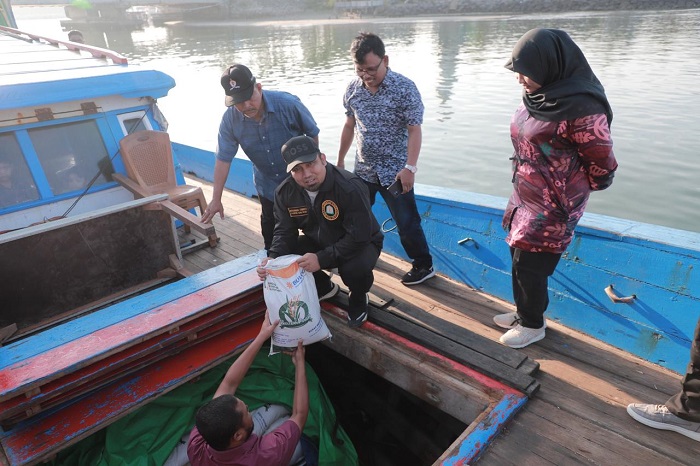 Pj Bupati Aceh Besar Muhammad Iswanto melepas 9,2 ton beras bantuan pangan cadangan untuk 922 KPM di Pulo Aceh, menggunakan kapal kayu, di Dermaga Ulee Lheu Banda Aceh, Ahad (18/2)