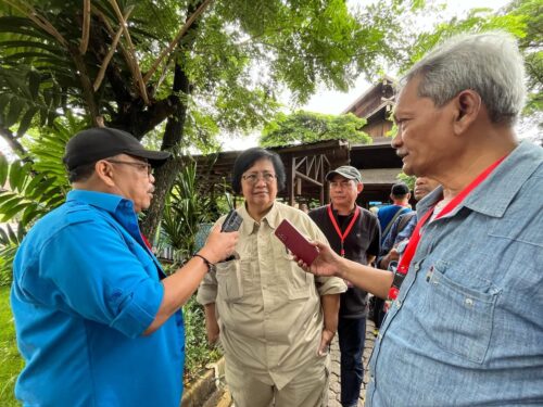 Menteri LHK Siti Nurbaya menjawab Ketua PWI Aceh, Nasir Nurdin di sela-sela menghadiri penanaman mangrove di Muara Angke, Jakarta Utara dalam rangka peringatan HPN) 2024, Sabtu (17/2)