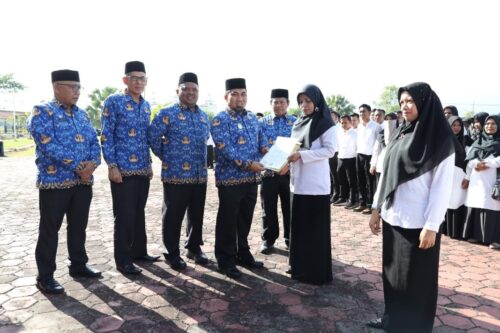 Pj Bupati Aceh Besar Muhammad Iswanto menyerahkan SK perpanjangan Guru PPPK dan Guru Kontrak jajaran Dinas Pendidikan dan Kebudayaan Aceh Besar, Senin (19/2)
