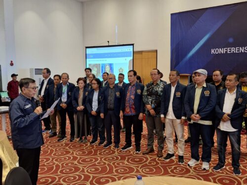 Ketua Umum PWI Pusat, Hendry Ch Bangun mengukuhkan kepengurusan PWI Pusat periode 2023-2028 pada rangkaian acara Konkernas PWI di Candi Bentar Ancol, Jakarta, 18 Februari 2024