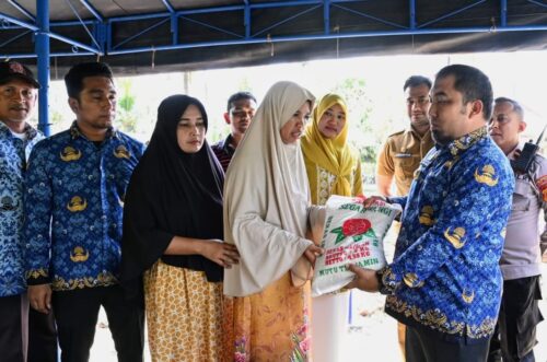 Pj Bupati Aceh Besar, Muhammad Iswanto bersama Plt Kadis Sosial Aulia Rahman dan Camat Blang Bintang M Kamil Zuhri menyerahkan bantuan kepada keluarga korban kebakaran rumah di Gampong Payah Ue, Kecamatan Blang Bintang, Senin (19/2)