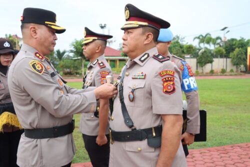 Kapolres Aceh Utara AKBP Deden Heksaputera memimpin upacara serah terima jabatan Wakapolres di halaman Mapolres setempat, Senin (19/2)