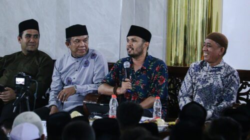 Santri Dayah Insan Qurani (IQ) Aceh Besar mengadakan silaturahmi dan ngaji bareng Ustaz Hanan Attaki di masjid komplek dayah setempat, Selasa malam, 20 Februari 2024