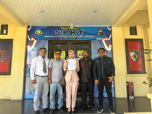 Pelapor Riza Rahmami didampingi kuasa hukum, melaporkan selebgram Cut Bul ke SPKT Polda Aceh, Rabu (21/2)