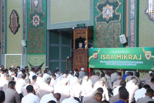 Polda Aceh melalui Biro SDM Polda Aceh menggelar peringatan Isra' Mikraj di Masjid Babuttaqwa Polda Aceh, Kamis pagi (22/2)