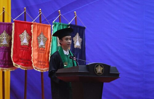 Founder dan CEO Twibbonize, Muhammad Mulqan menyampaikan pidato pada wisuda di Universitas Syiah Kuala (USK) Banda Aceh, Kamis (22/2)