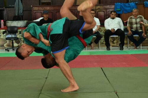 Ketua Ferkushi Provinsi Aceh Muhammad Iswanto menyaksikan latihan atlet Kurash Aceh di Aula Dinas Tenaga Kerja dan Mobilitas Penduduk Aceh, Jum’at (23/2/2024)