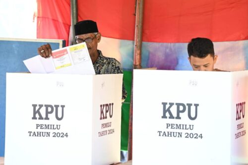 Warga mencoblos surat suara di dalam bilik suara dalam pemilihan ulang Capres-cawapres, DPR RI, DPD RI di Gampong Teubaluy, Kecamatan Darul Kamal, Sabtu (24/2)