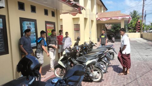 Sekelompok pemuda Gampong Lamdingin, Kecamatan Kuta Alam, Banda Aceh, menyerahkan 5 sepeda motor balap liar ke Polsek Kuta Alam, Sabtu (24/2)
