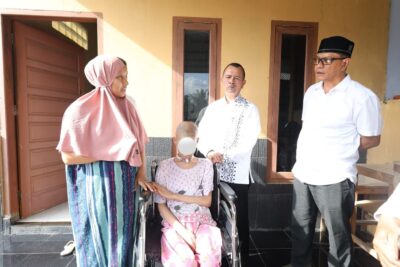 Kadis Sosial Aceh Dr Muslem Yacob menyerahkan kursi roda untuk anak penderita kanker di Gampong Ateuk Deah, Kecamatan Baiturrahman, Banda Aceh Jum'at (23/2)