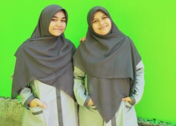 Khansa Kamila Nourman (16) dan Ade Nailan Sadida (16), dua santriwati SMA Dayah Darul Qur’an Aceh kelas 10 lulus program pertukaran pelajar internasional