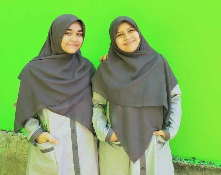 Khansa Kamila Nourman (16) dan Ade Nailan Sadida (16), dua santriwati SMA Dayah Darul Qur’an Aceh kelas 10 lulus program pertukaran pelajar internasional