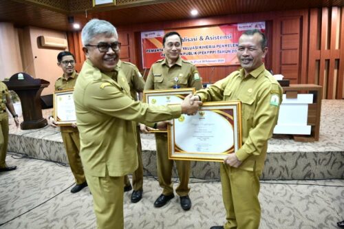 Kadis Sosial Aceh Dr Muslem Yacob menerima penghargaan penyelenggaraan pelayanan publik tahun 2023 dari Kementerian PANRB yang diserahkan Sekda Aceh Bustami Hamzah, Selasa (27/2/2024)