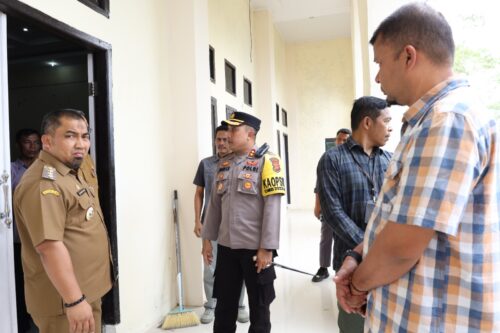 Pj Bupati Aceh Besar Muhammad Iswanto bersama Forkopimda, Komisioner KIP dan Panwaslu Aceh Besar meninjau lokasi dan persiapan Rapat Pleno Terbuka Rekapitulasi Hasil Penghitungan Perolehan Suara Pemilu 2024 Tingkat Kabupaten Aceh Besar di Gedung SKB Kota Jantho, Selasa (27/2/2024). (FOTO: PROKOPIM PEMKAB ACEH BESAR)