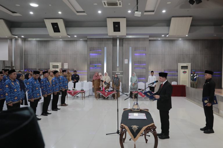 Pj Sekda Kota Banda Aceh Wahyudi melantik 39 pejabat Eselon III dan IV di lingkungan Pemko Banda Aceh, Selasa (27/2/2024) di aula Lantai IV Gedung Mawardy Nurdin, Balai Kota Banda Aceh