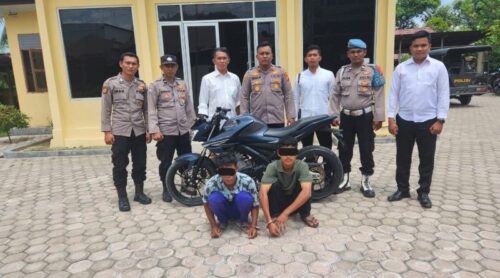 Tersangka curanmor ZA dan MA bersama barang bukti hasil curian mereka diamankan di Polsek Darussalam, Polresta Banda Aceh