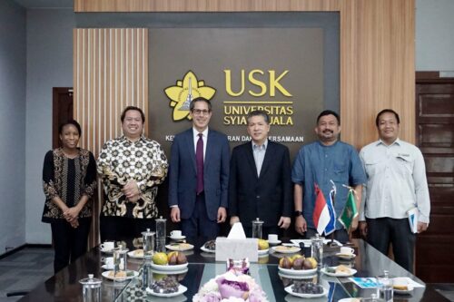 Rektor USK Prof Dr Ir Marwan menyambut kunjungan Pj Dubes Amerika Serikat untuk Indonesia, Michael F. Kleine. Pertemuan berlangsung di Ruang Mini Rektor, Selasa, 27 Februari 2024