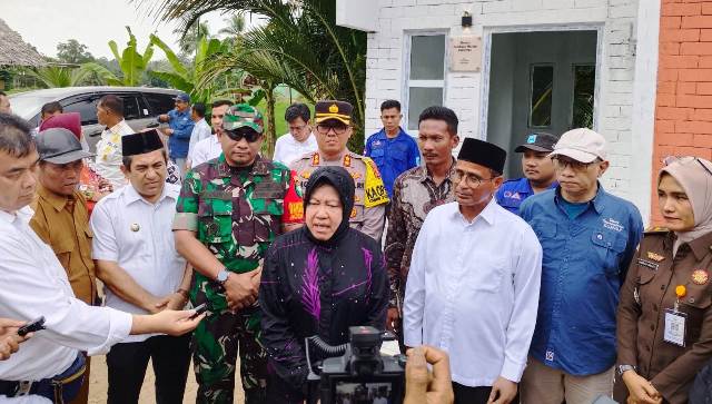 Menteri Sosial RI Tri Rismaharini, memberikan keterangan kepada wartawan di Seuneubok Simpang, Kecamatan Darul Aman, Aceh Timur, Rabu siang (28/2)