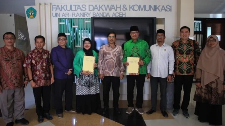 Pihak LD PBNU dan FDK UIN Ar-Raniry saat penandatanganan kerja sama penyelenggaraan sertifikasi pembimbing manasik haji profesional, Rabu (28/2)