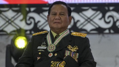 Prabowo Subianto mendapatkan pangkat kehormatan jenderal bintang empat yang diberikan oleh Presiden Jokowi