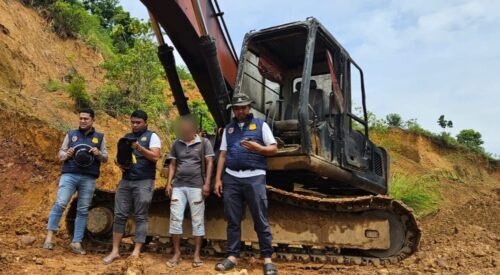 Tim Unit I Subdit IV Tipiter Ditreskrimsus Polda Aceh mengamankan satu unit alat berat jenis ekskavator di lokasi tambang ilegal galian C jenis tanah urug di Desa Peulokan, Kecamatan Labuhan Haji Barat, Aceh Selatan, Rabu, 28 Februari 2024