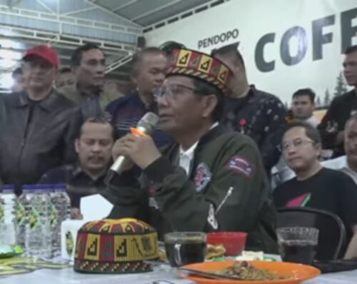 Cawapres nomor urut 3 Mahfud MD menggelar acara diskusi "Tabrak Prof" di MZ Coffe Lampriet, Kota Banda Aceh, Rabu malam (31/1)