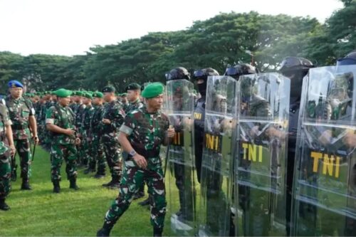 Pangdam IM Mayjen TNI Novi Helmy Prasetya memimpin apel gelar pasukan secara serentak dalam rangka kesiapan TNI pada Pam Pemilu 2024, secara virtual dengan Panglima TNI Jenderal TNI Agus Subiyanto, di Lapangan Blang Padang Banda Aceh, Kamis pagi (1/2)