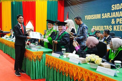 Zarfan Fawwaz Muhamad foto bersama Dekan FK USK Prof Dr dr Maimun Syukri SpPD-KGH FINASIM pada yudisium FK USK di gedung AAC Dayan Dawood, Banda Aceh, Selasa (30/1)
