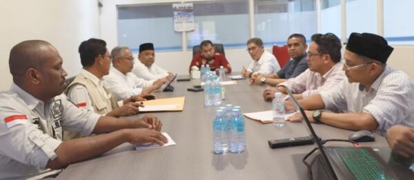 Pj Bupati Aceh Besar Muhammad Iswanto bersama Sekda Sulaimi serta para Kepala OPD terkait mengikuti Rakor Siaga Bencana Aceh Besar Tahun 2024, di Ruang Pusdalops BPBD Aceh Besar, Kota Jantho, Jum'at (2/2)