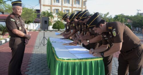 Penandatanganan Zona Integritas Wilayah Bebas Korupsi (WBK) dan Wilayah Birokrasi Bersih Melayani (WBBM) tahun 2024 di halaman kantor Kejati Aceh, Senin (5/2)