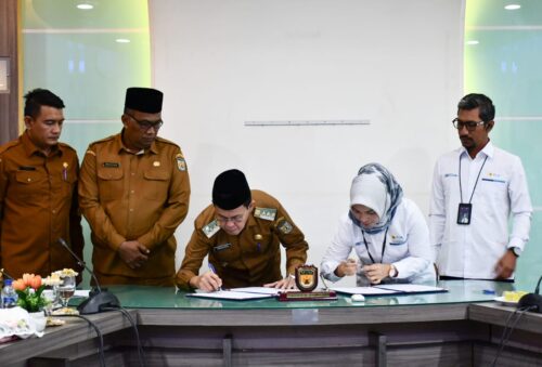 Pj Wali Kota Banda Aceh dan Manajer PT PLN UP3 Banda Aceh Eka Rahma Daniati menandatangani Perjanjian Kerja Sama Pemungutan dan Penyetoran Pajak PJU, Senin (5/2)
