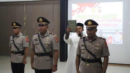 Kapolresta Banda Aceh Kombes Pol Fahmi Irwan Ramli memimpin sertijab Kasat Tahti dan Kapolsek Darussalam di Aula Machdum Sakti, Senin sore (5/2/2024)